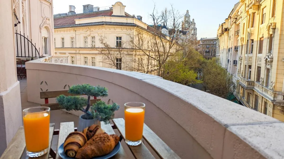 Image 5 of 120M2 LUXURY HOLLYWOOD CONDO -CINEMA -SAUNA -HOT TUB – Downtown BUDAPEST