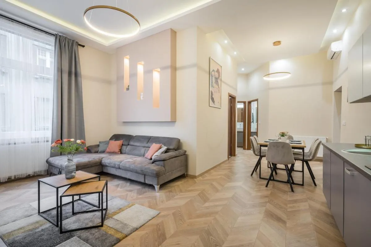 Image 2 of 3 bedrooms bright flat in the heart of the city FREE KIDS -FREE PARKING