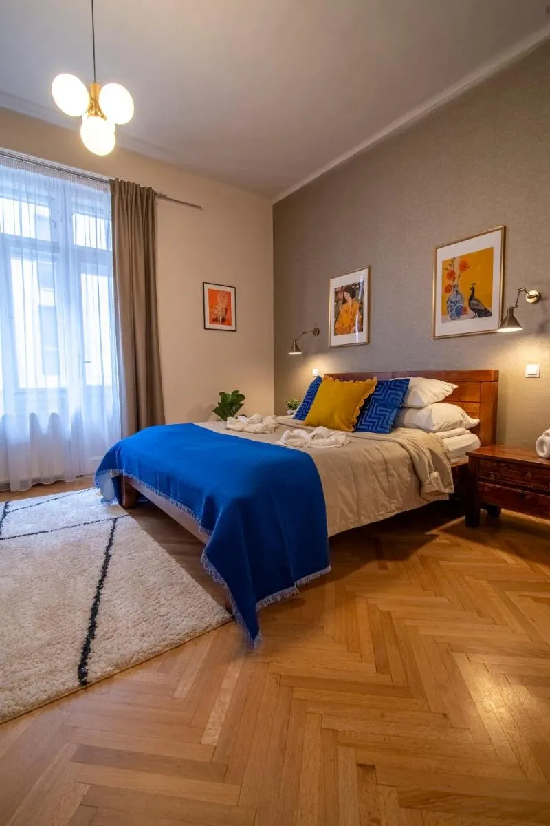 Image 3 of Be a Budapester