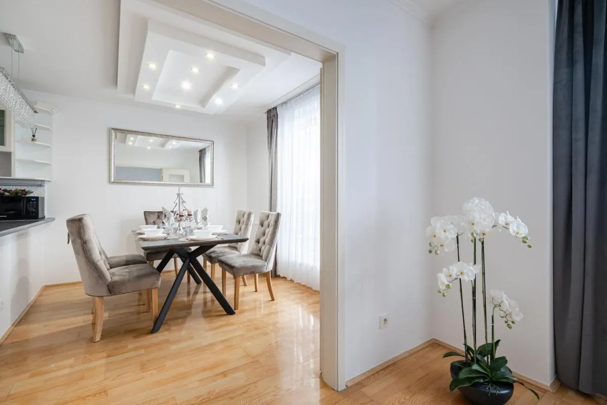 Image 3 of Beautiful three bedrooms apartment with free parking close to the Danube Coast