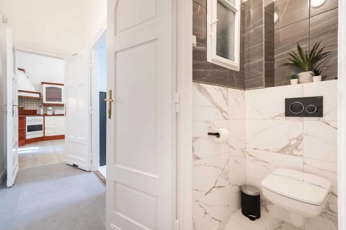 Image 2 of BpR Swan apartment near the Buda Castle