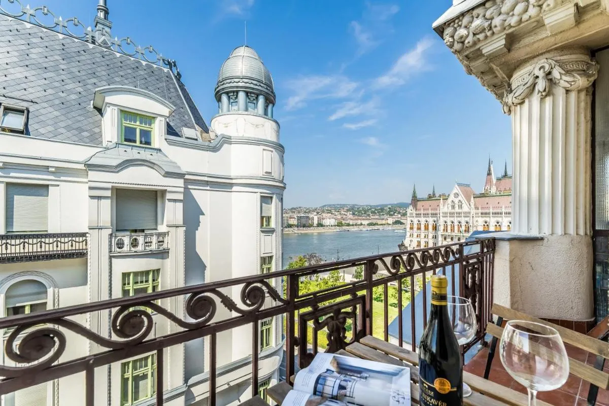 Image 4 of Breathless view Parliament 2 Luxury Suites with terrace FREE PARKING RESERVATION NEEDED