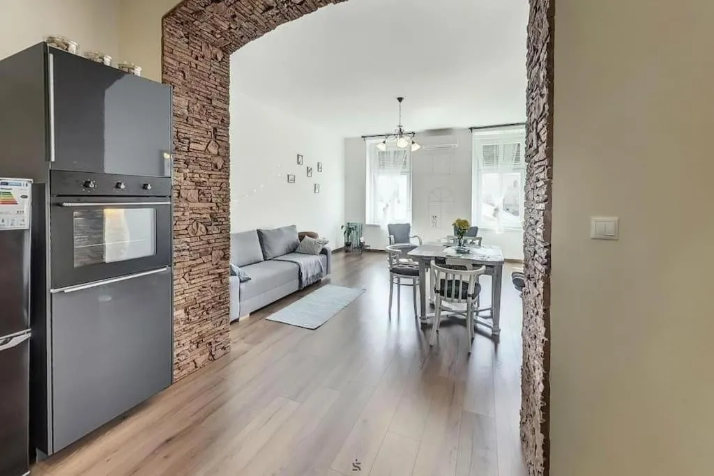 Image 6 of Bright sunny apt at Keleti station,near citycenter