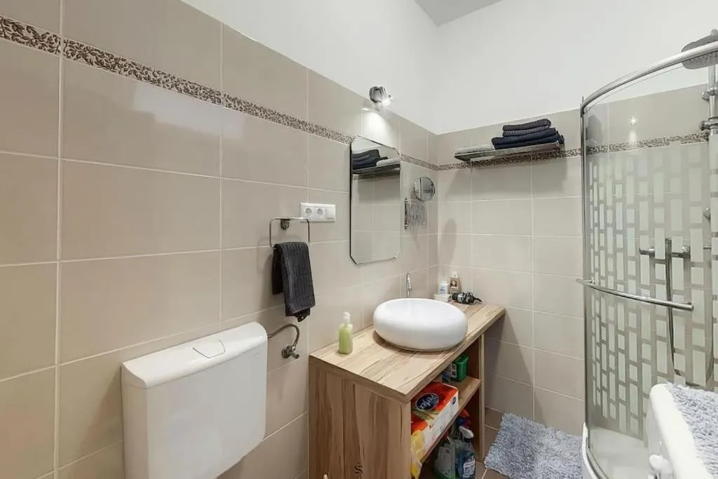 Image 2 of Bright sunny apt at Keleti station,near citycenter
