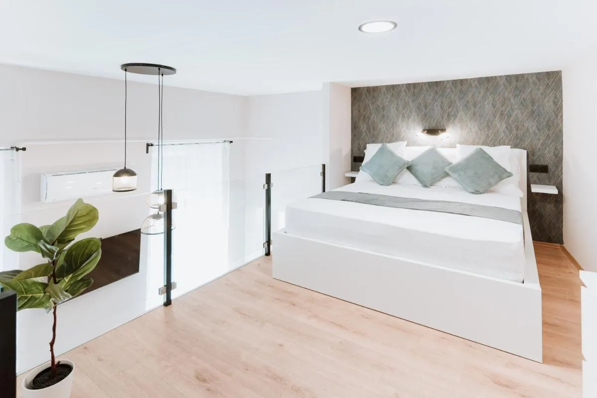 Image 1 of Budapest Perla Luxory 1.