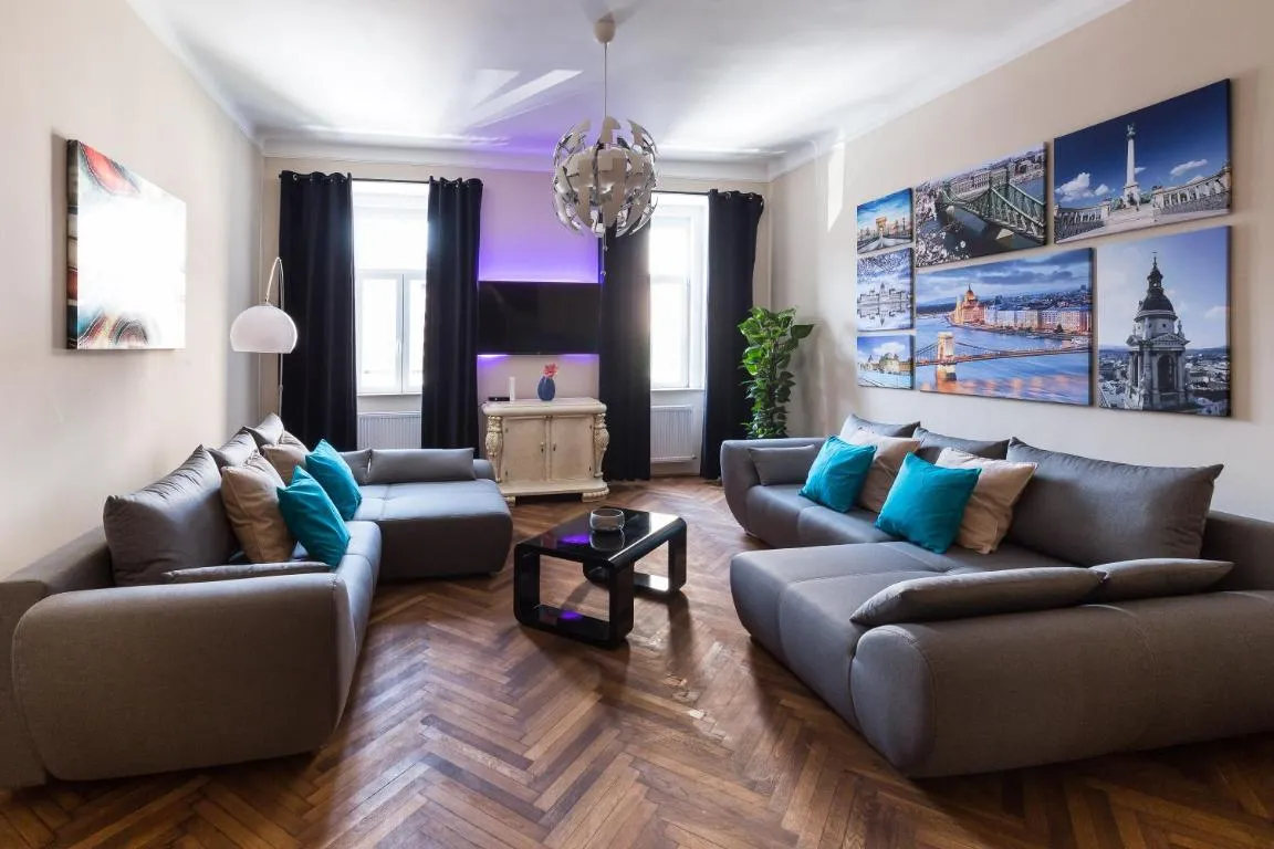 Image of Center,The Rumbach suite