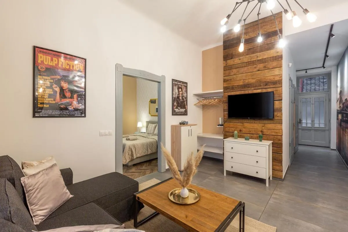 Image 4 of Central Quentin Home with Sauna next to the New York Café