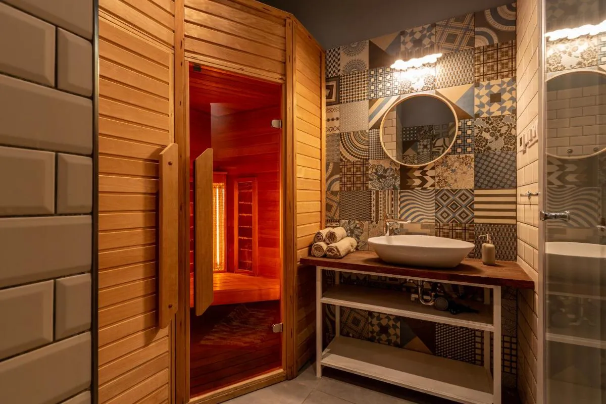 Image 2 of Central Quentin Home with Sauna next to the New York Café
