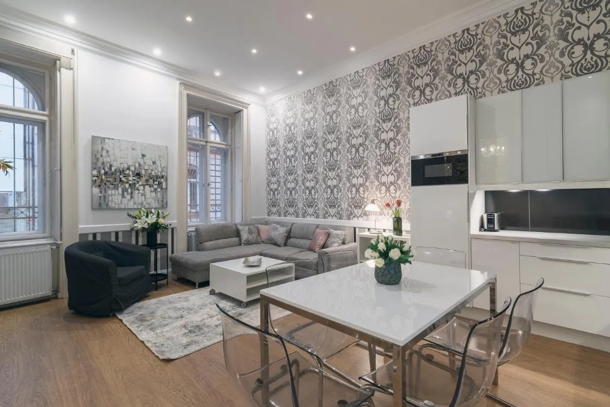 Image 2 of Central Ruin bar 2 bedroom 1.5 bath Apt. Sleeps 6