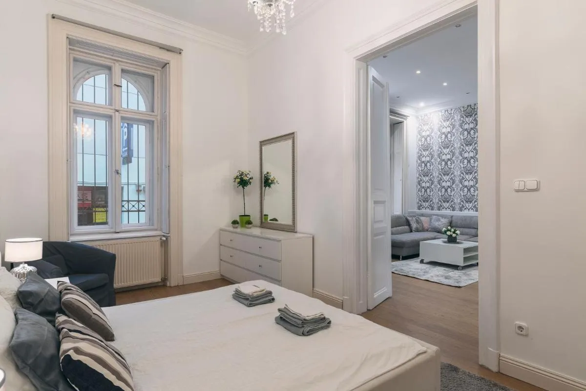 Image 5 of Central Ruin bar 2 bedroom 1.5 bath Apt. Sleeps 6