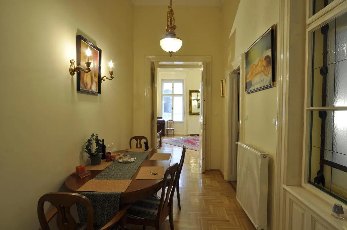 Image 3 of Charming Art Deco Flat