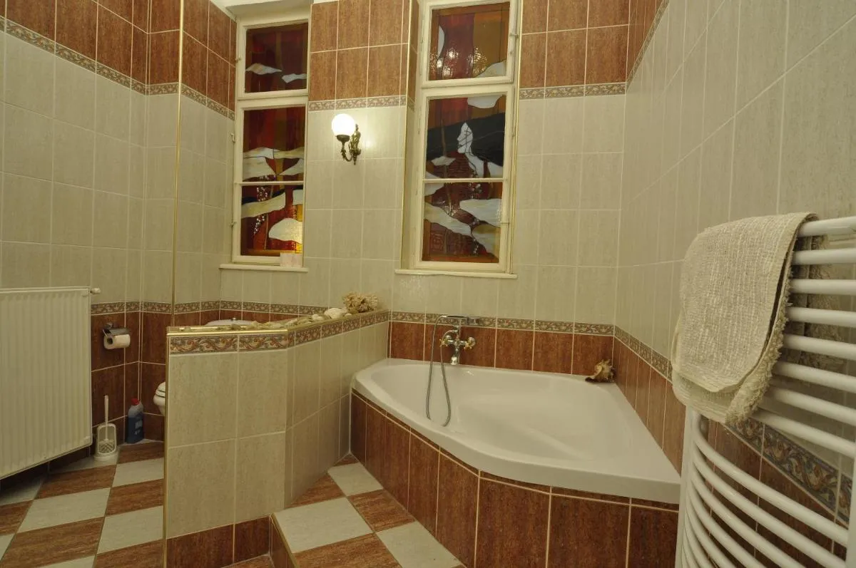 Image 2 of Charming Art Deco Flat