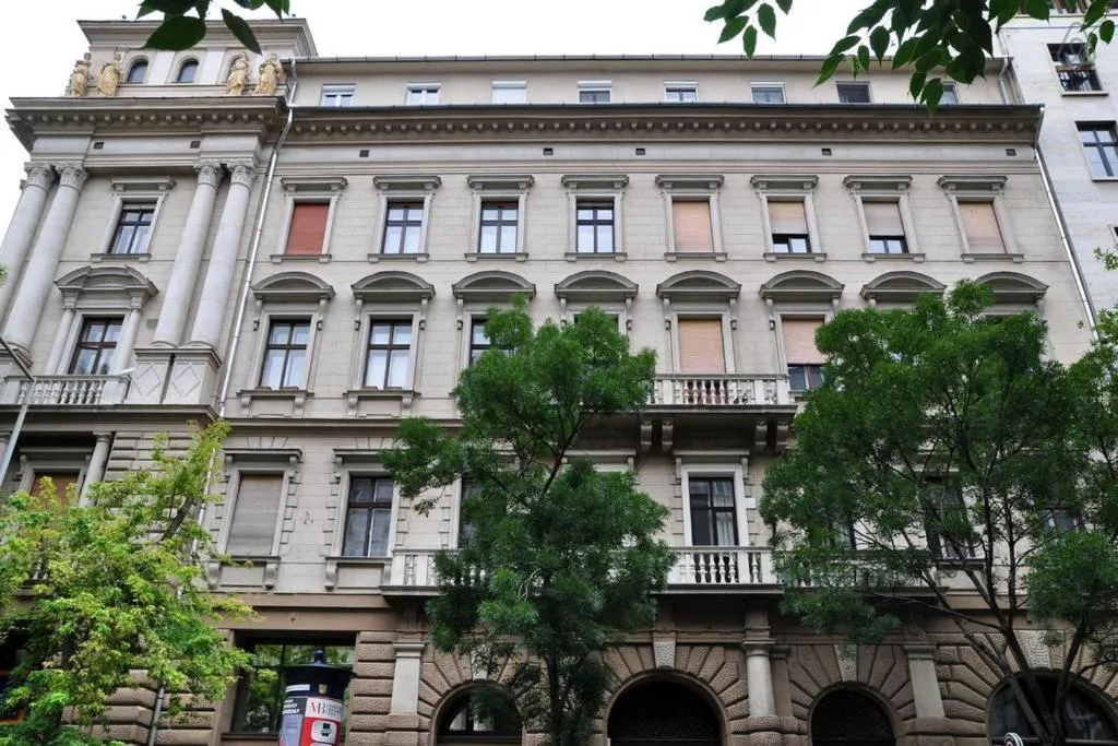 Image 5 of Charming Art Deco Flat