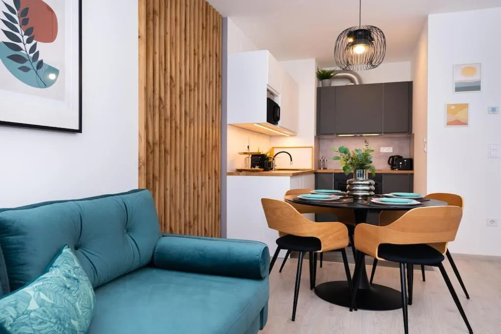 Image of Chic207 Retreat: Modern 1BR Gem with Parking by NW