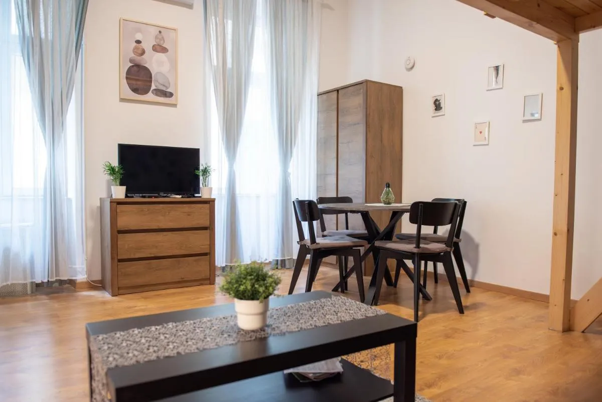 Image 4 of Colorful apartment next to Gozsdu and Synagogue