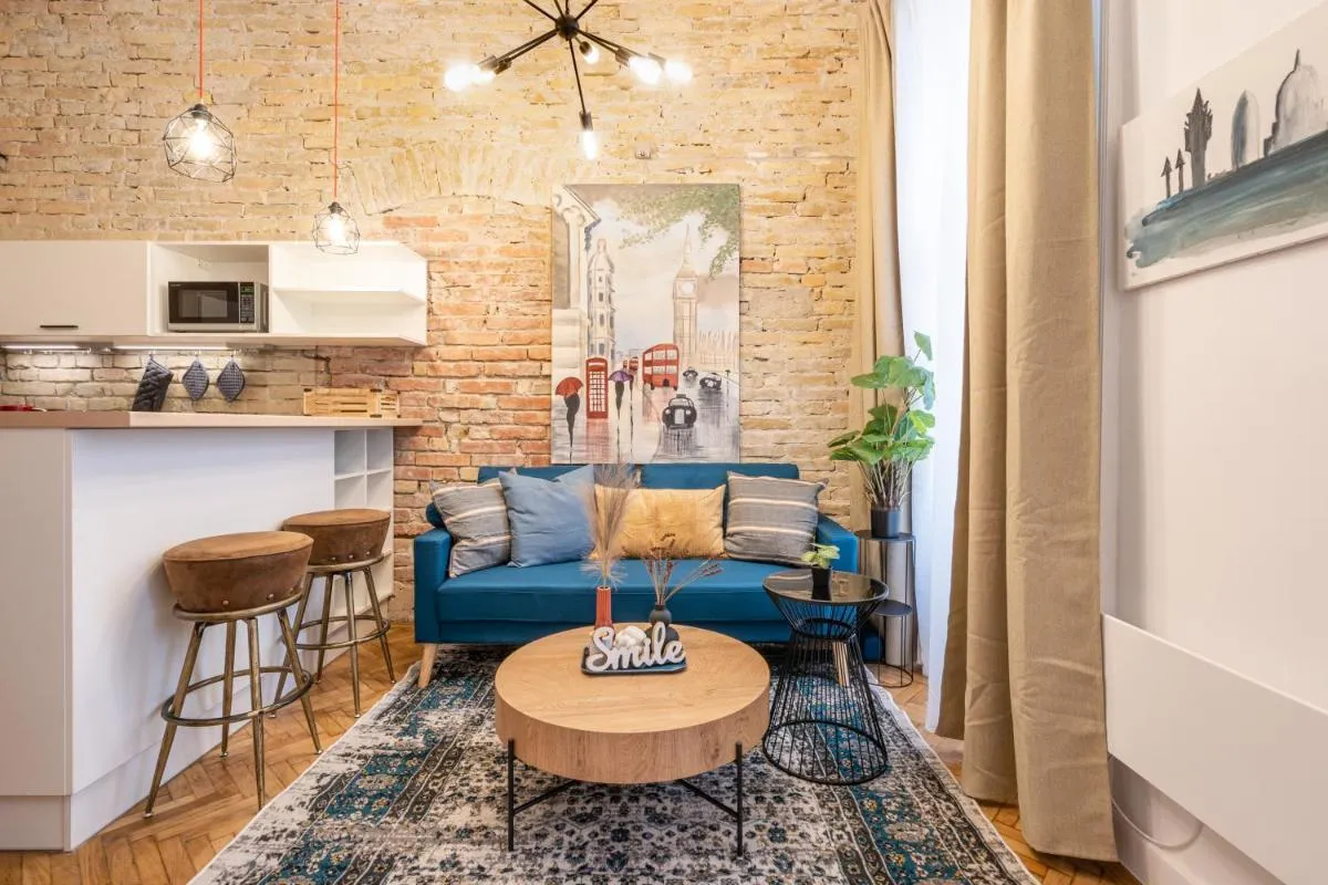 Image 3 of Comfy downtown hideaway with urban touch