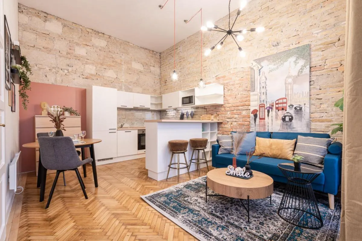 Image 6 of Comfy downtown hideaway with urban touch