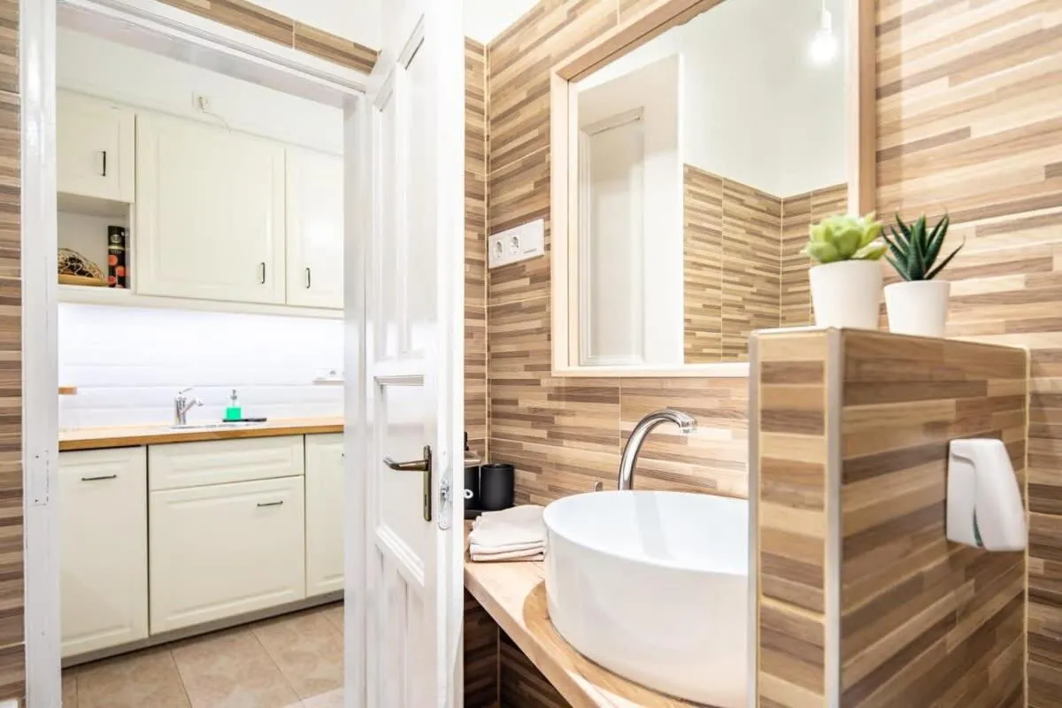 Image 2 of Convenient apartment at gastro driven location