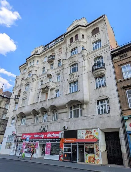 Image 5 of Deco House – Huge central two bedroom