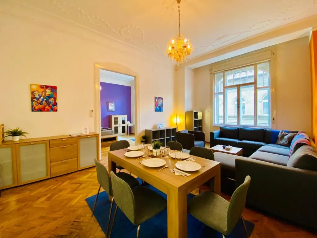 Image of Deco House – Huge central two bedroom