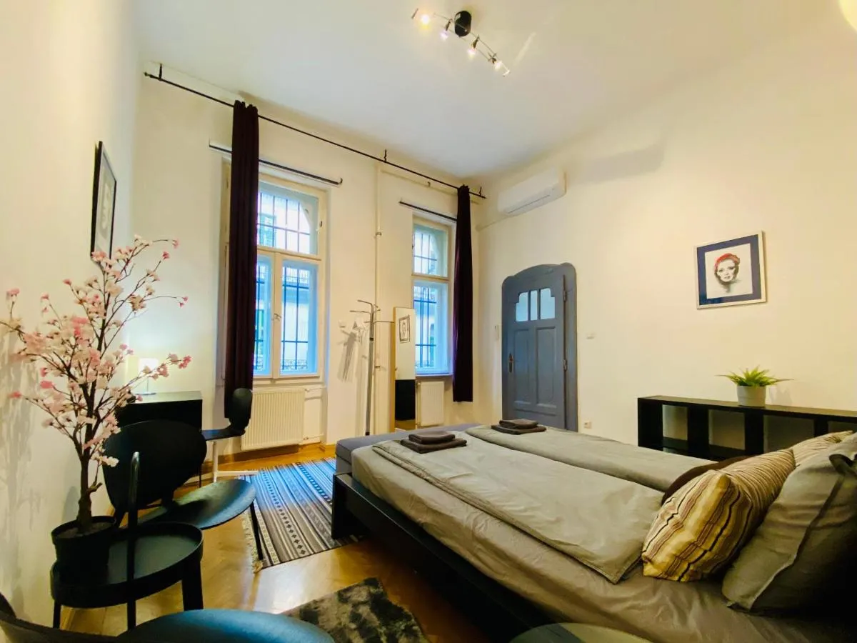 Image 1 of Deco House – Huge central two bedroom