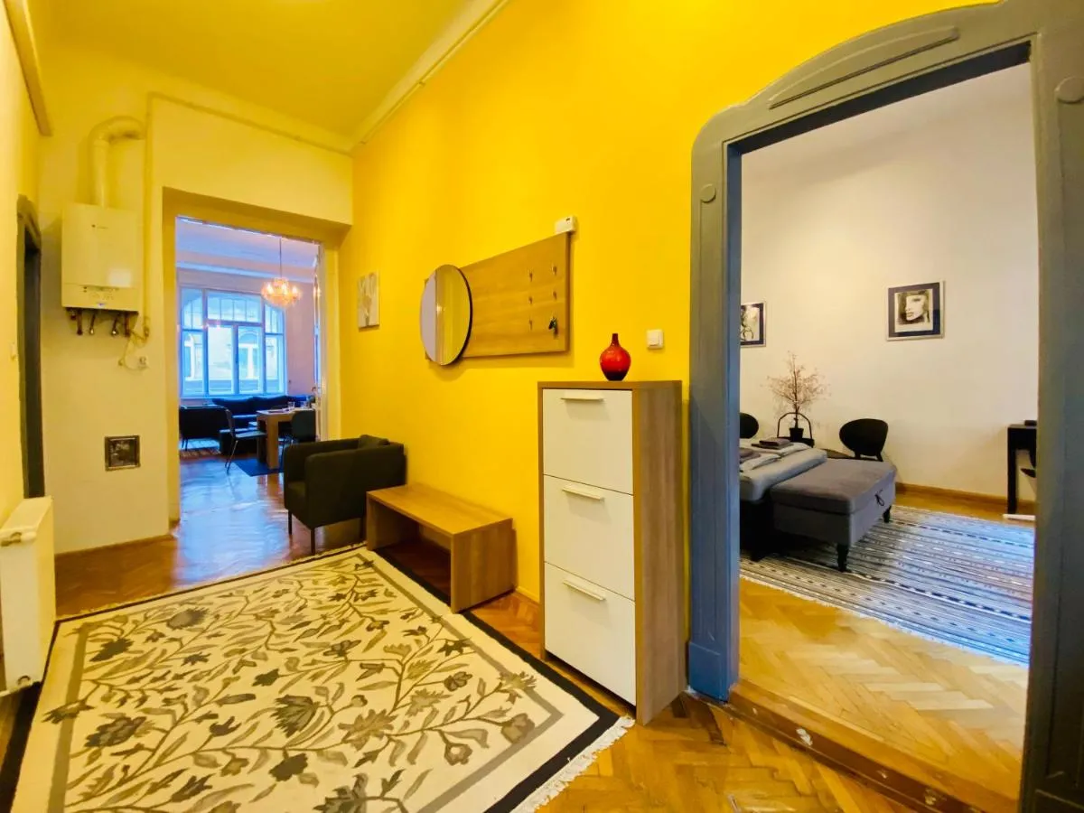 Image 4 of Deco House – Huge central two bedroom