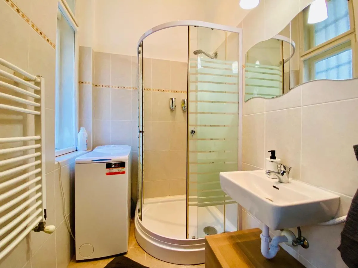 Image 2 of Deco House – Huge central two bedroom