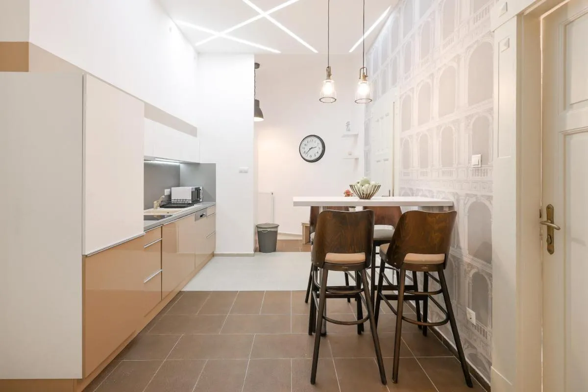 Image 2 of Deluxe Central Apartment with 4BEDRM 2 BATHRM