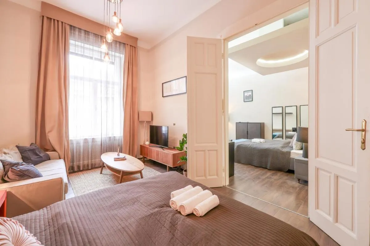 Image 1 of Deluxe Central Apartment with 4BEDRM 2 BATHRM