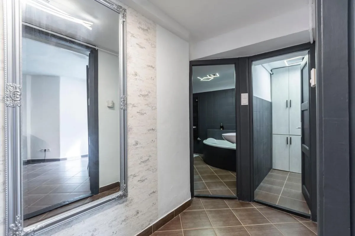 Image 2 of Deluxe Quentin Apartment next to the Heroes Square