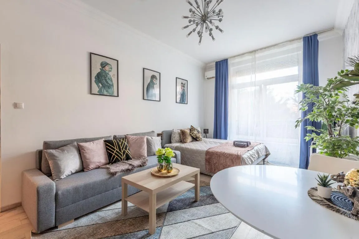 Image of Deluxe Quentin Apartment next to the Synagogue