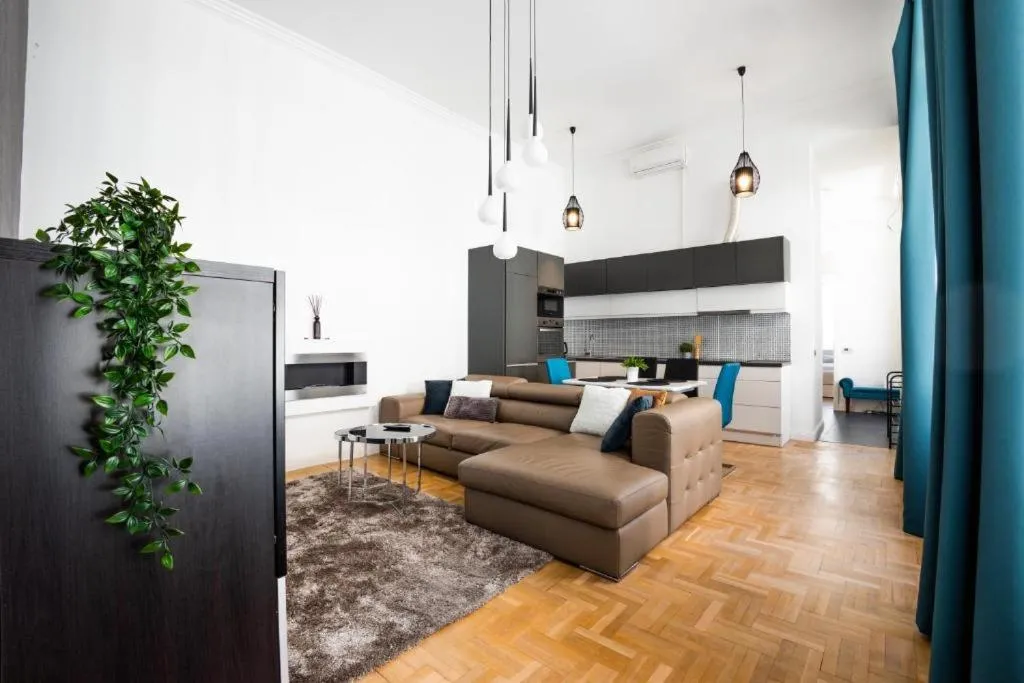 Image 2 of Deluxe Quentin Home next to the Fashion Street