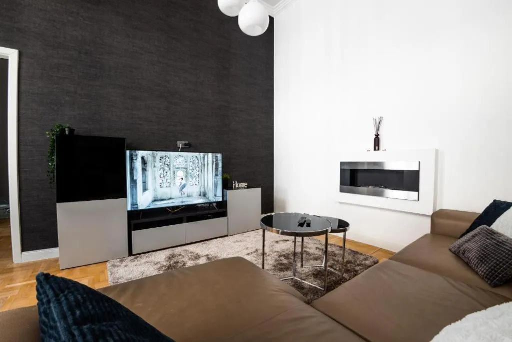 Image 4 of Deluxe Quentin Home next to the Fashion Street