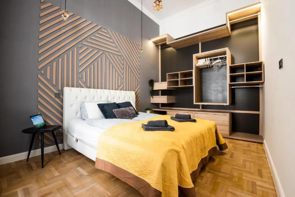 Image of Deluxe Quentin Home next to the Fashion Street