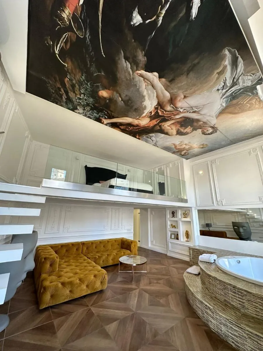 Image 4 of ENZO CAPO VIP suite