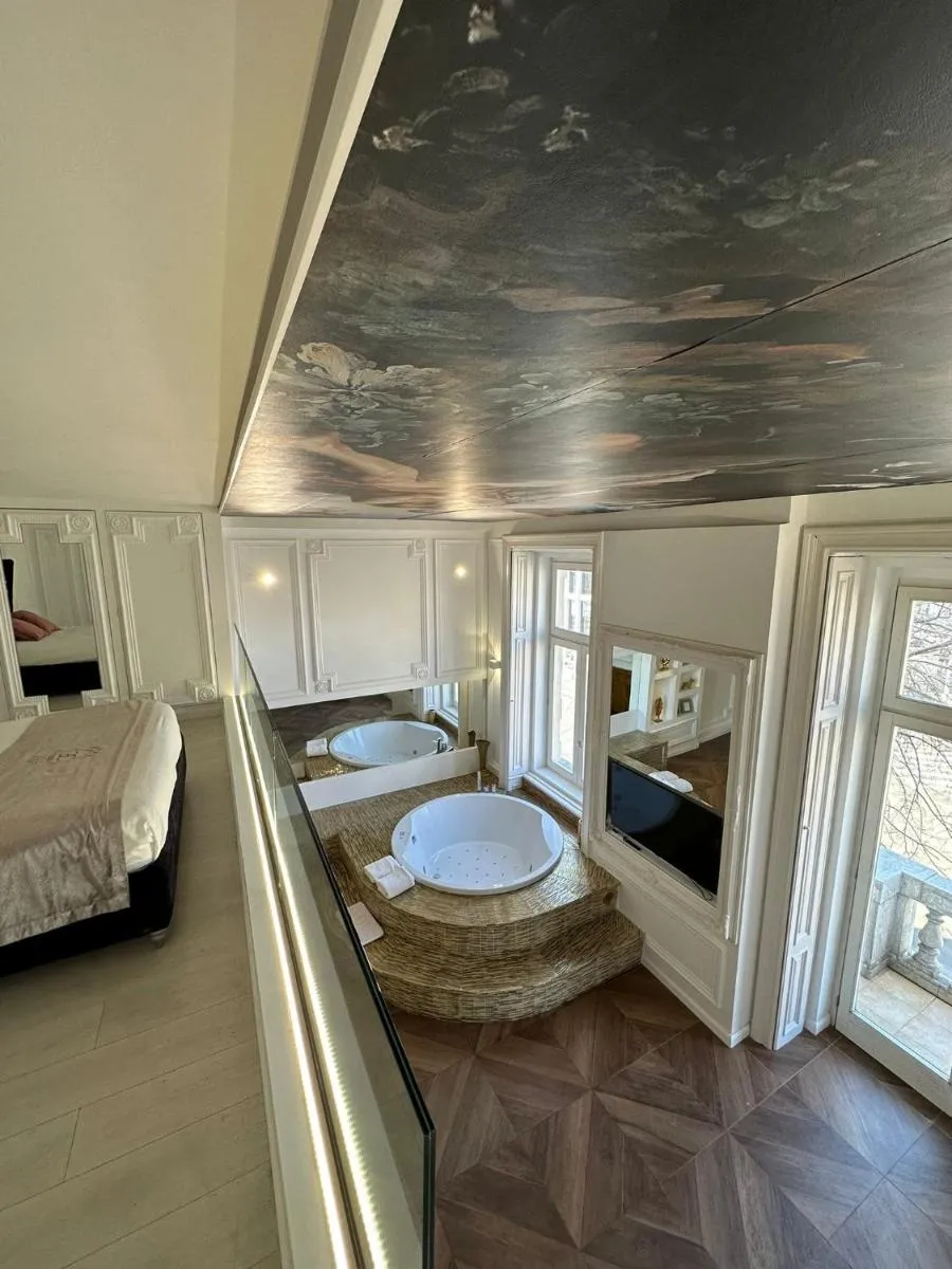 Image 3 of ENZO CAPO VIP suite