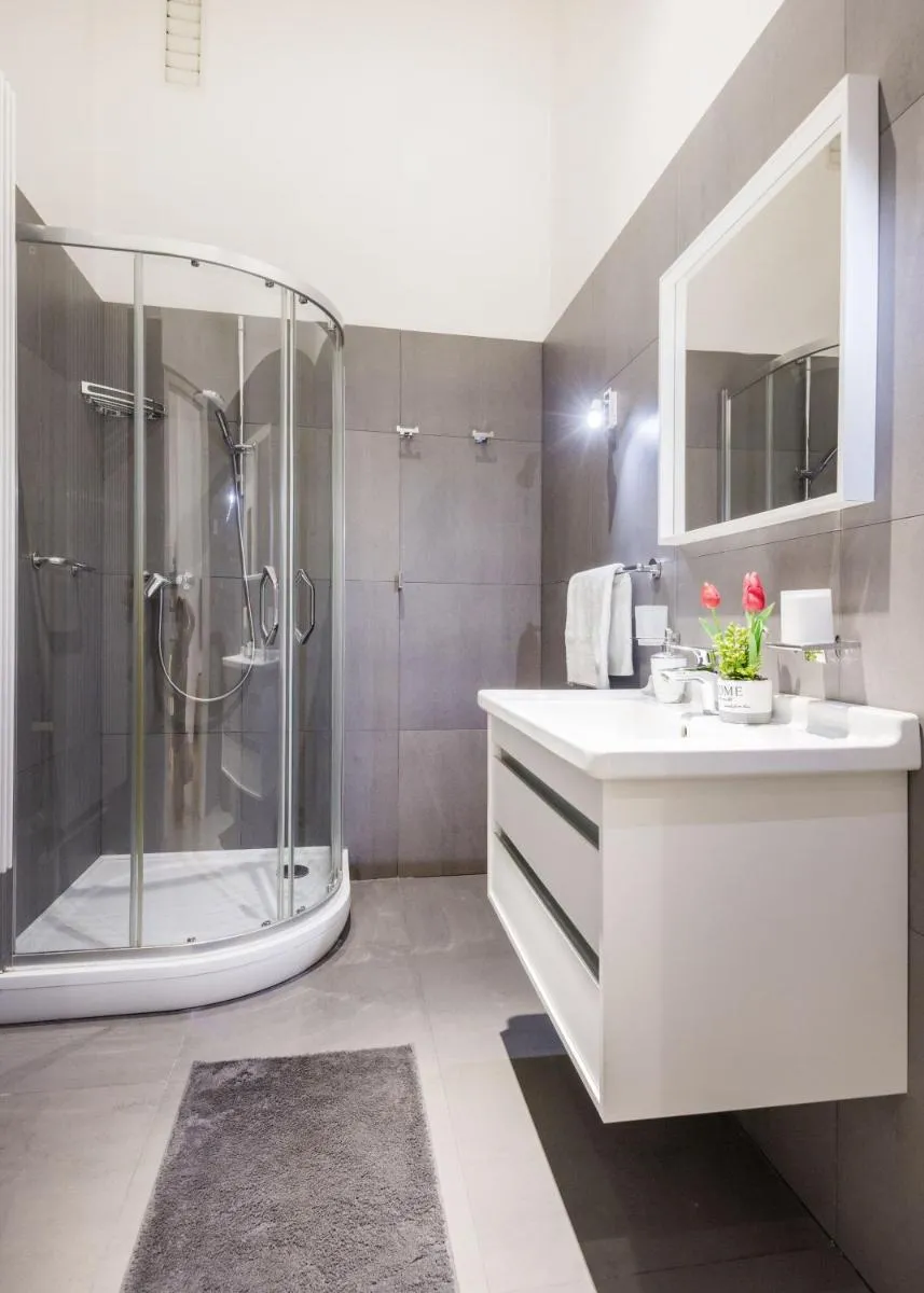 Image 3 of Elegant Apartment in Super Central Location