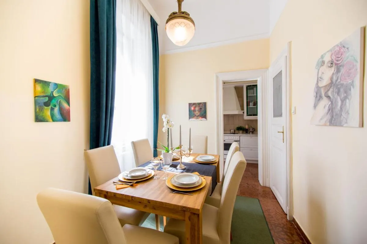 Image 3 of Elegant & Stylish Apartment city center