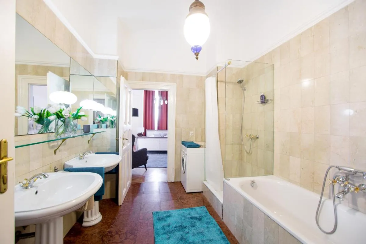 Image 2 of Elegant & Stylish Apartment city center