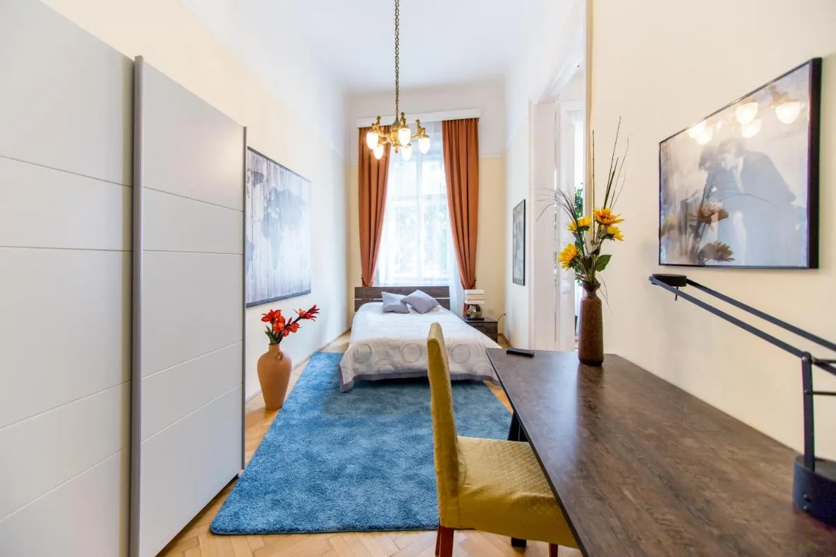 Image 1 of Elegant & Stylish Apartment city center