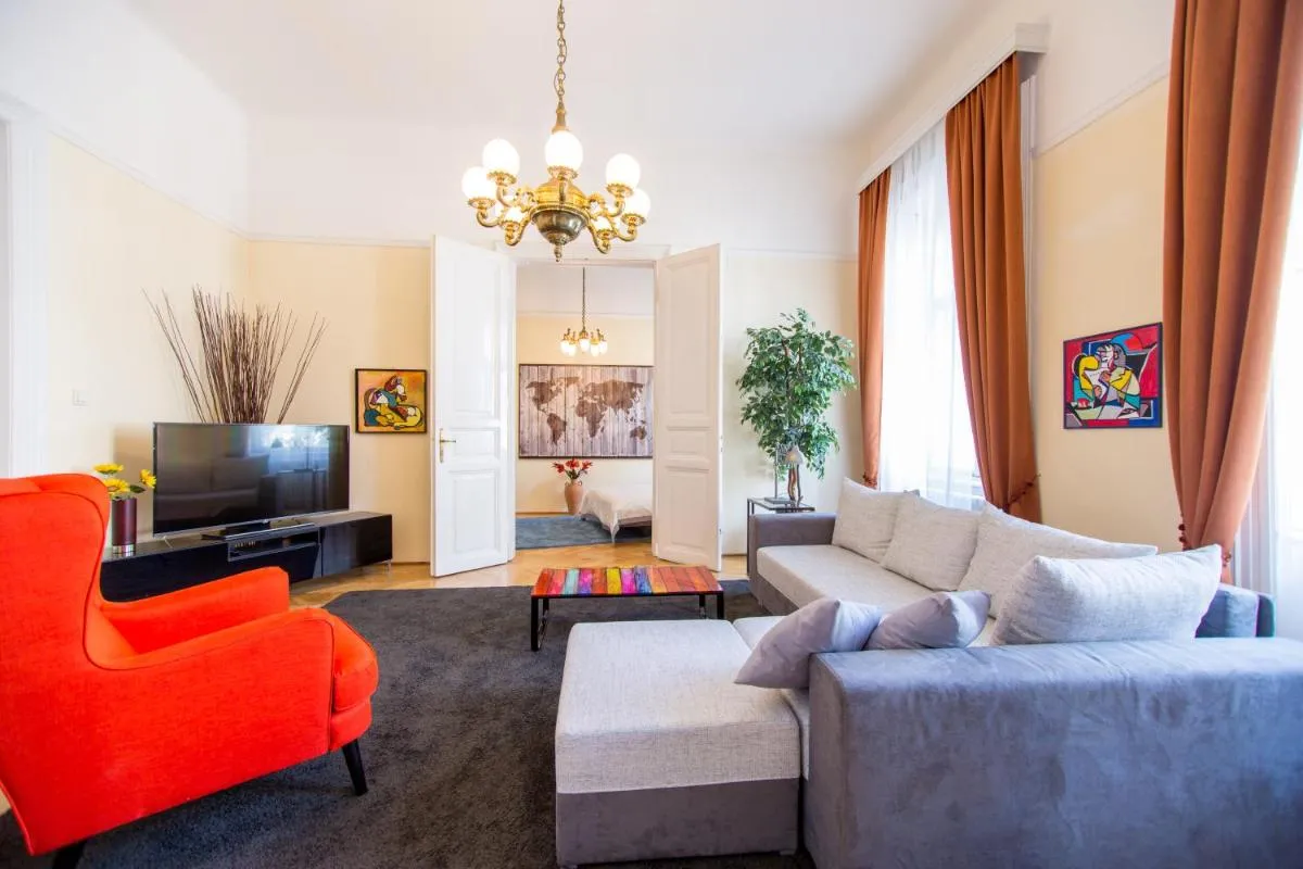 Image 4 of Elegant & Stylish Apartment city center