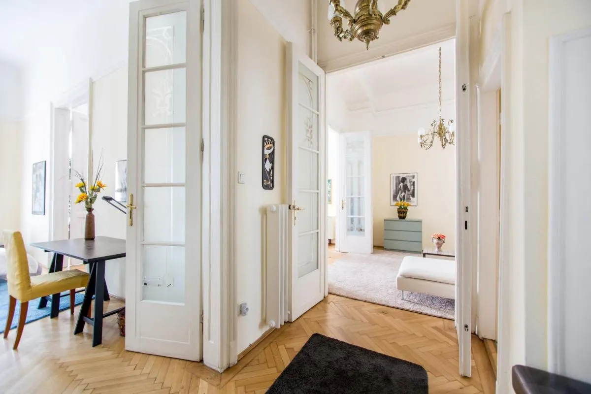 Image 6 of Elegant & Stylish Apartment city center