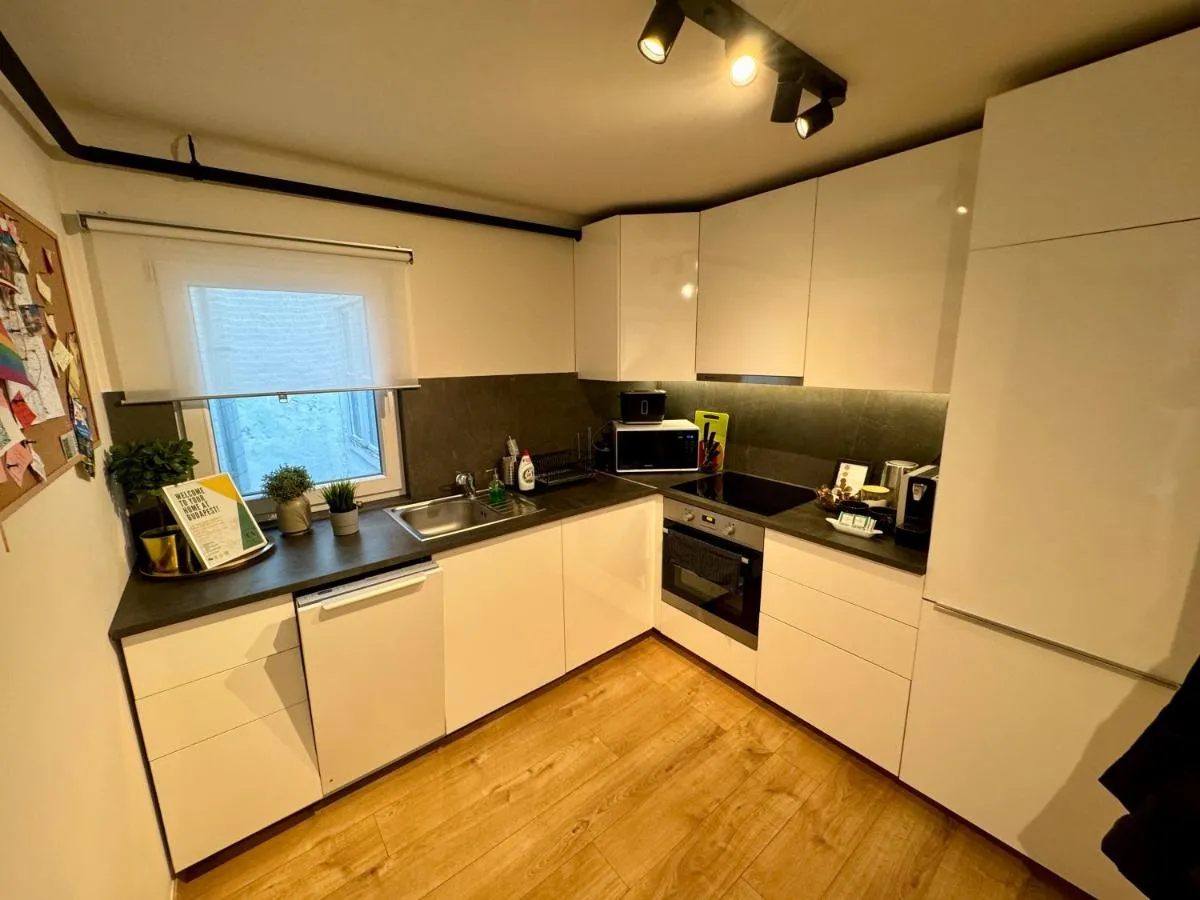 Image 3 of Emerald Apartment