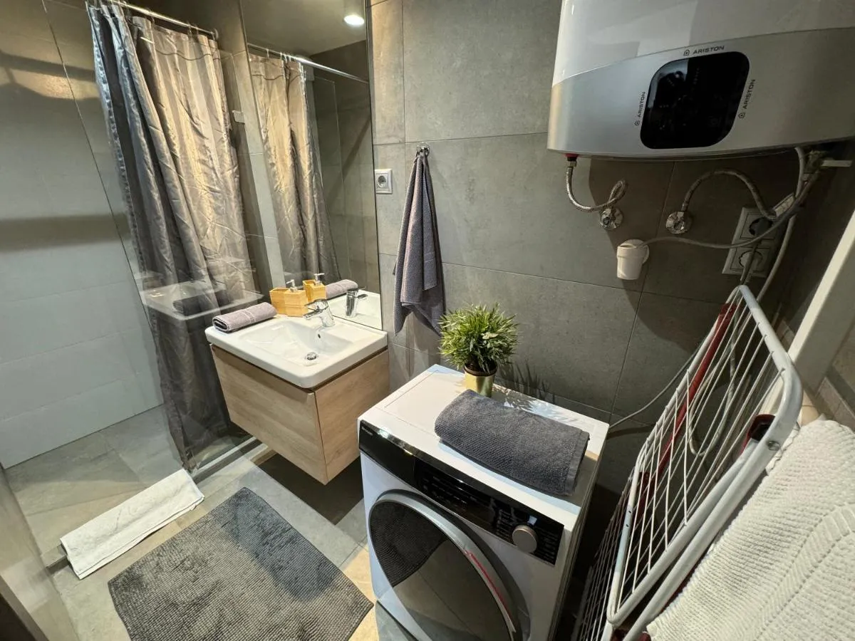 Image 2 of Emerald Apartment