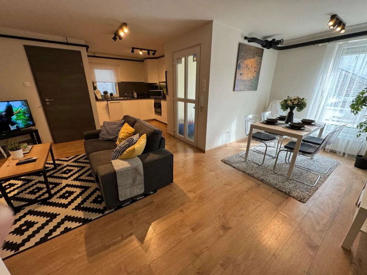 Image 4 of Emerald Apartment