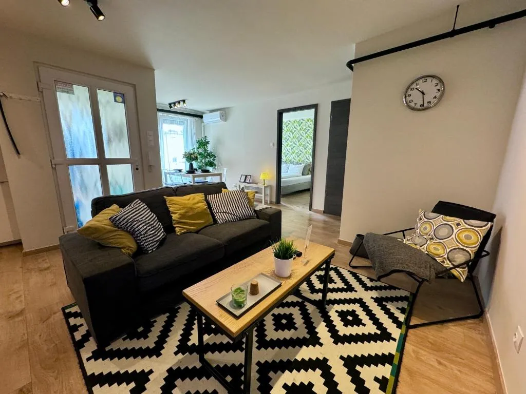 Image of Emerald Apartment