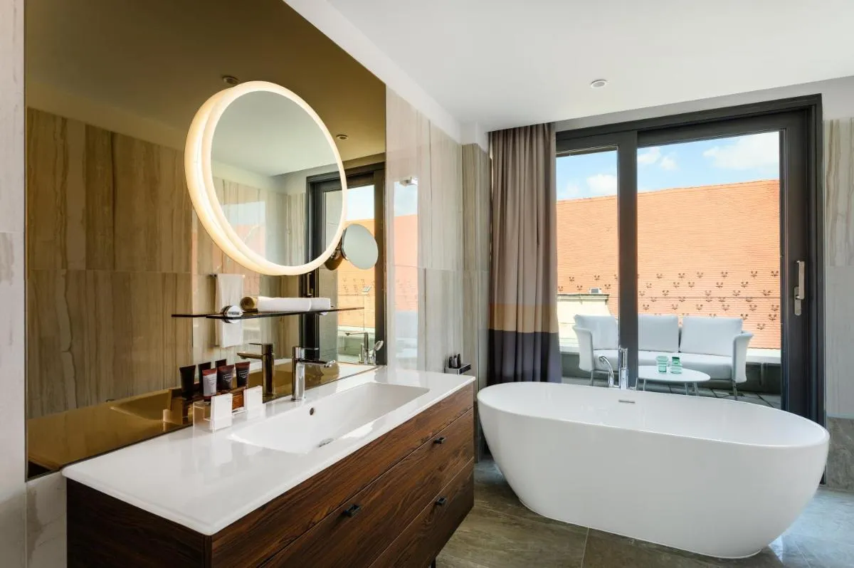 Image 2 of Emerald Hotel by Continental Group