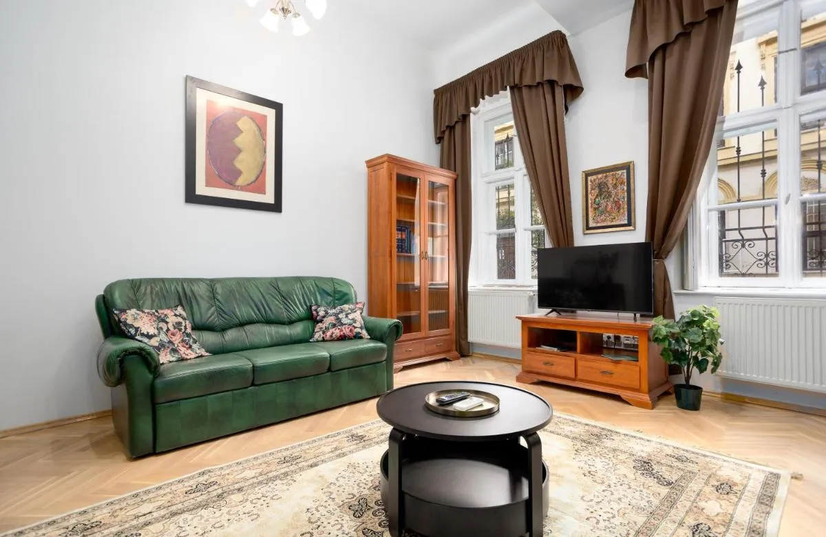 Image 4 of Emerald Suite at Budapest