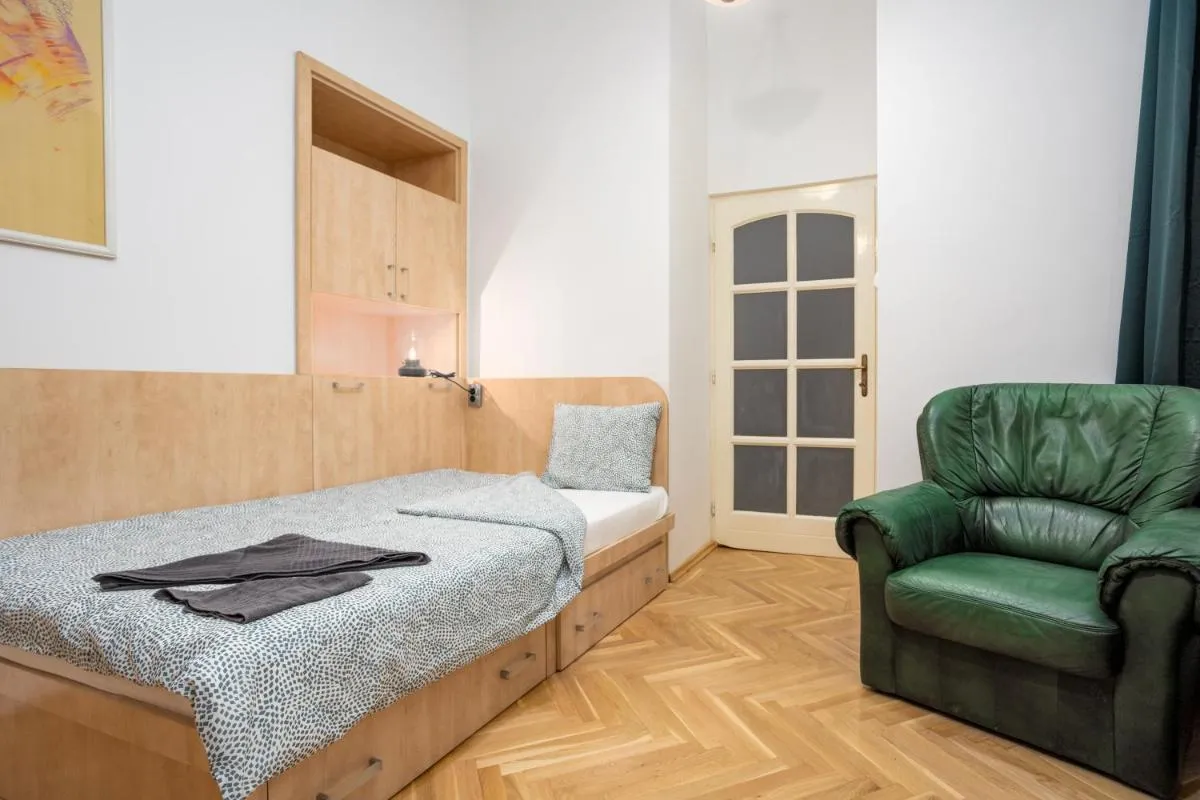 Image 6 of Emerald Suite at Budapest