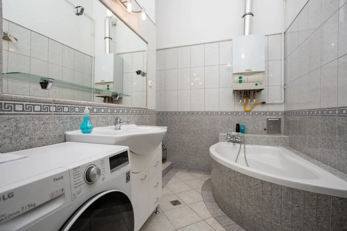Image 2 of Emerald Suite at Budapest